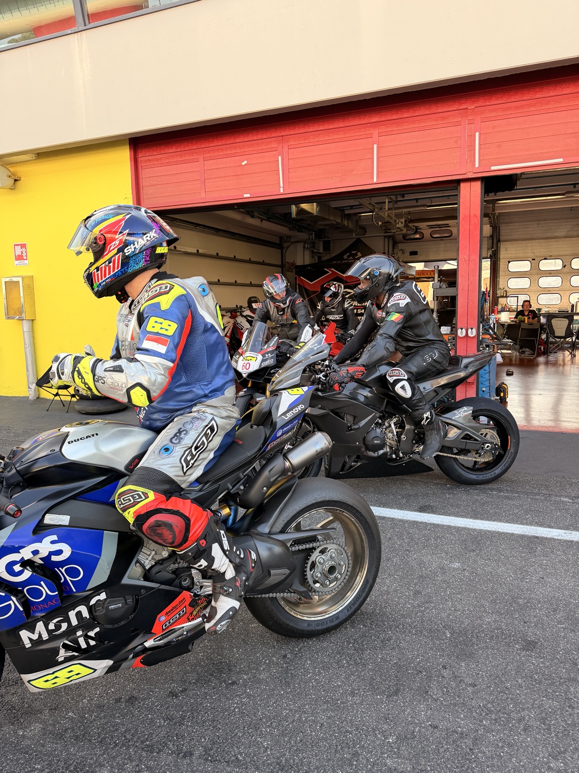 Pilotes en sortie de box