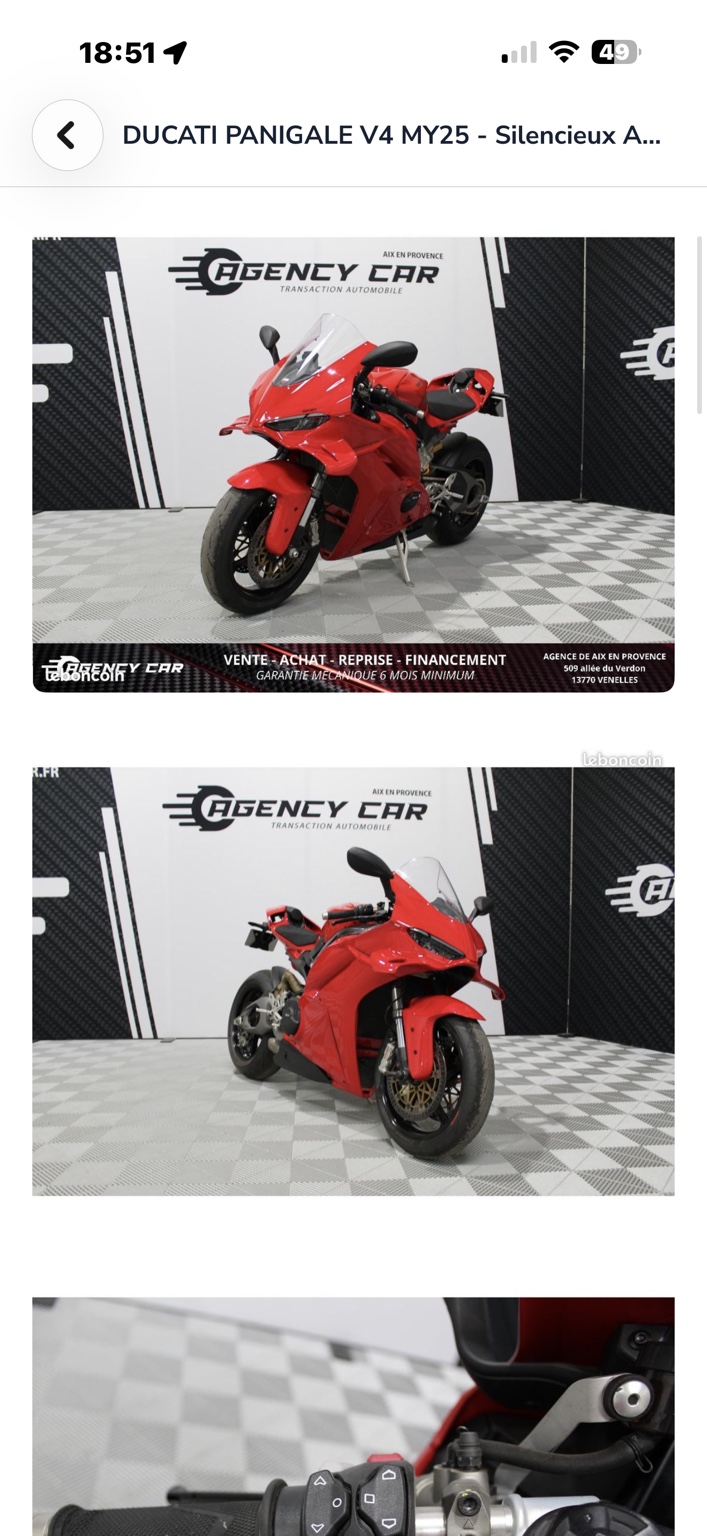 Ducati Panigale V4 MY25 rouge, vue de trois quarts avant