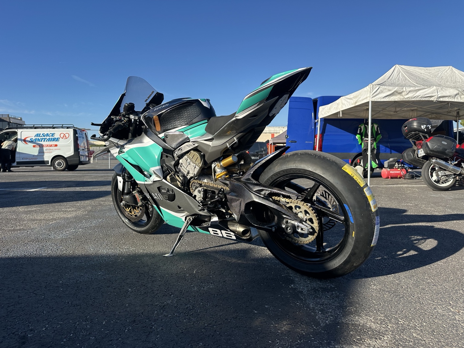 Panigale V4 n°86 en configuration piste, vue de trois quarts arrière
