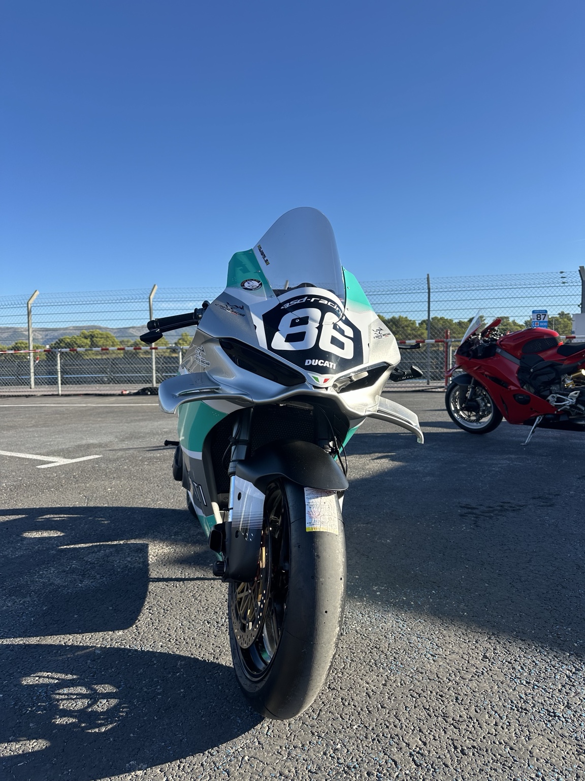 Panigale V4 n°86 en configuration piste, vue de face