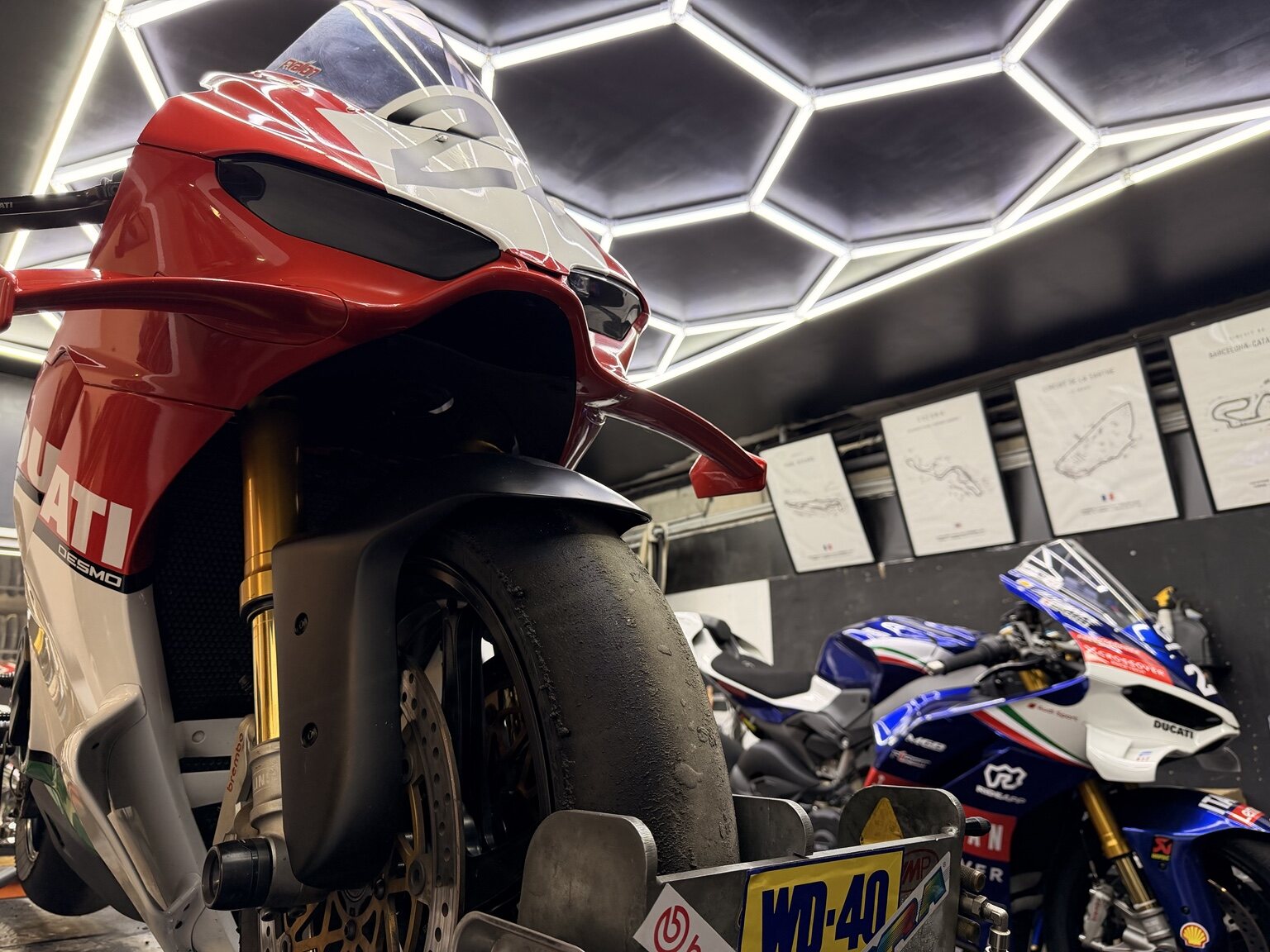 Ducati rouge en préparation dans l’atelier