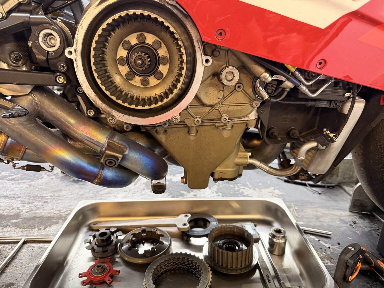 Intervention mécanique sur l’embrayage d’une Ducati