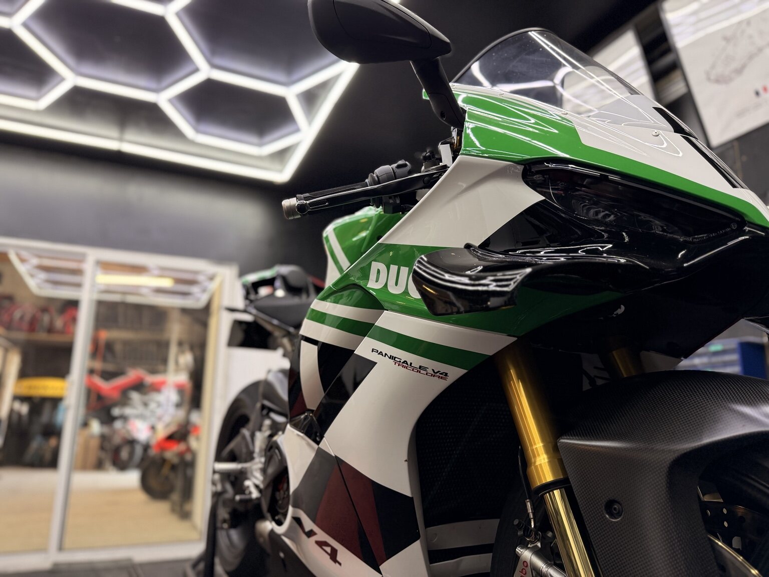 Ducati Panigale verte préparée par J-Moto Racing