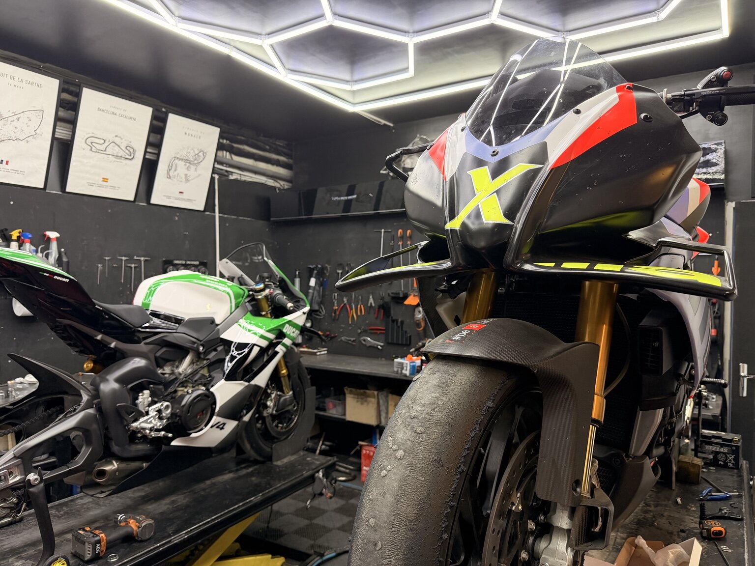 Deux motos de circuit en préparation dans l’atelier