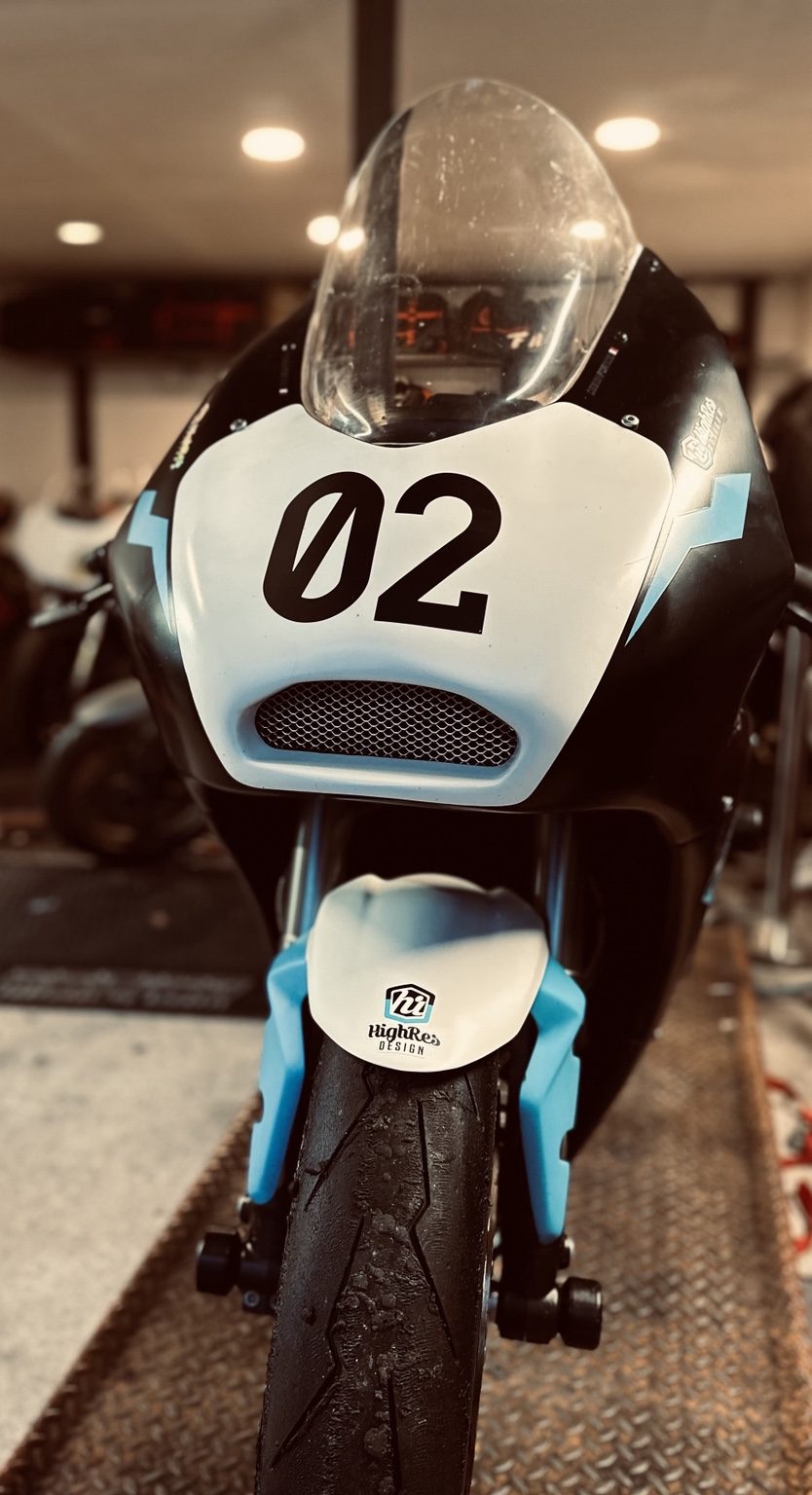 Moto préparée avec selle personnalisée HighRace