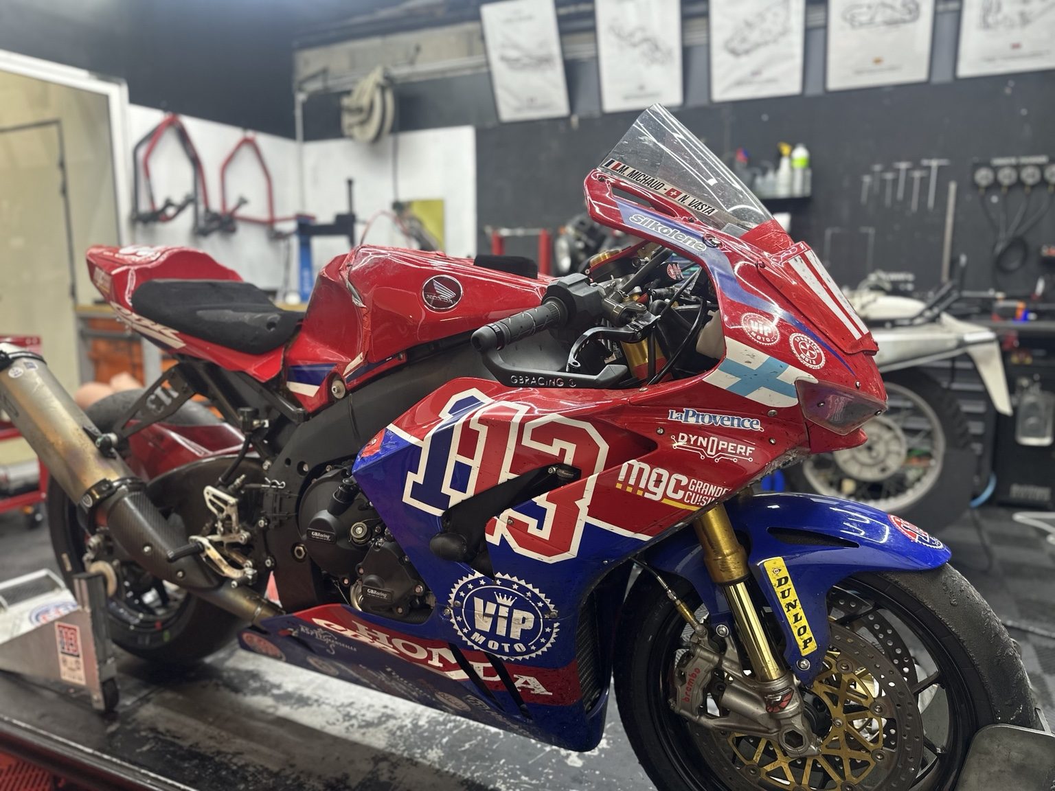 Honda de compétition préparée dans le box