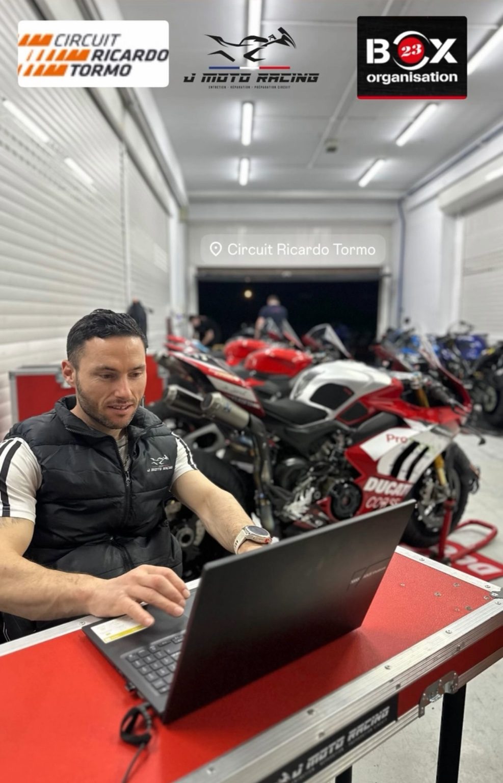 Julien J-Moto Racing au travail dans le box de Valencia