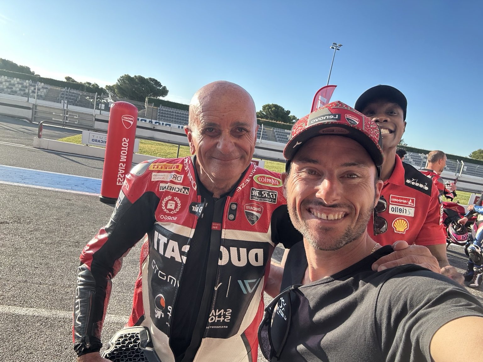 Julien avec un pilote Ducati accompagné sur circuit