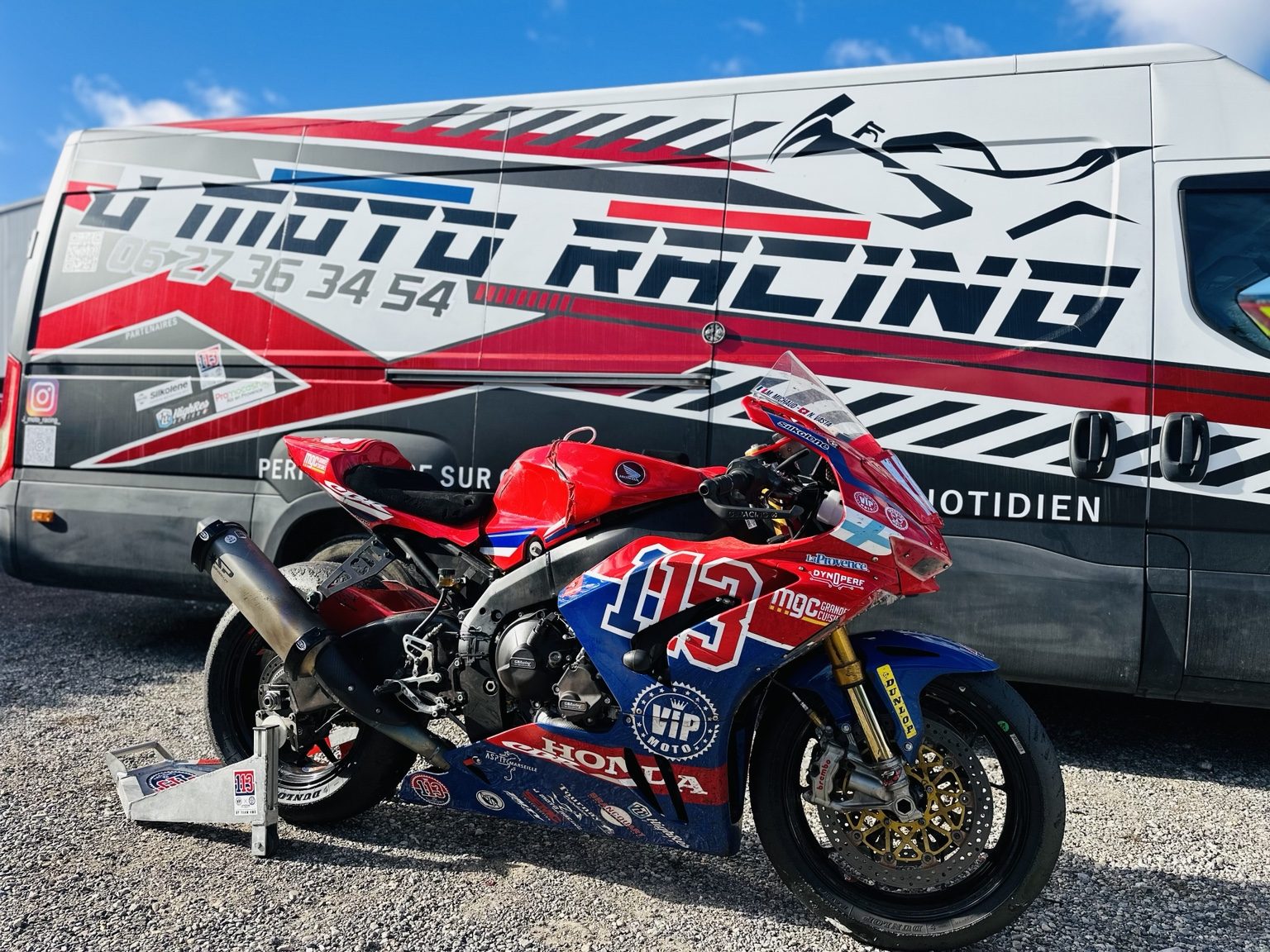 Honda 113 de compétition devant le véhicule J-Moto Racing