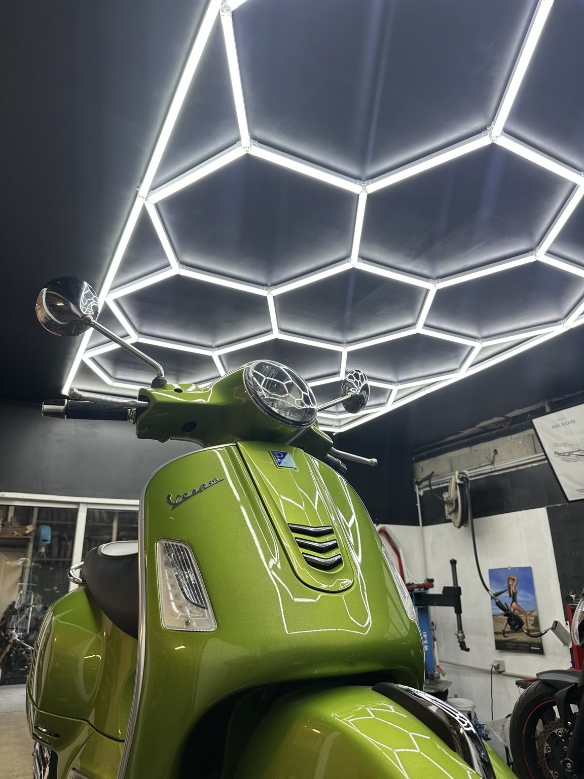 Scooter Vespa confié à l’atelier J-Moto Racing