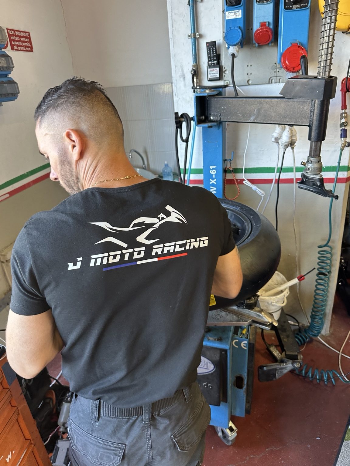 Montage d’un pneumatique dans l’atelier J-Moto Racing