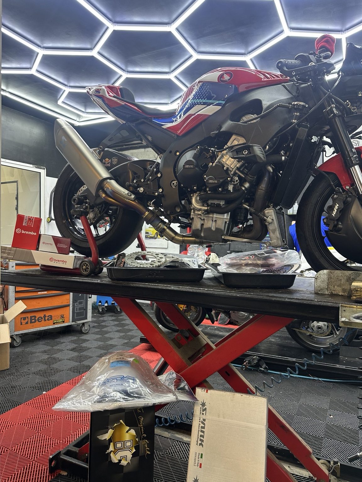 Moto de piste préparée sur le pont élévateur J-Moto Racing
