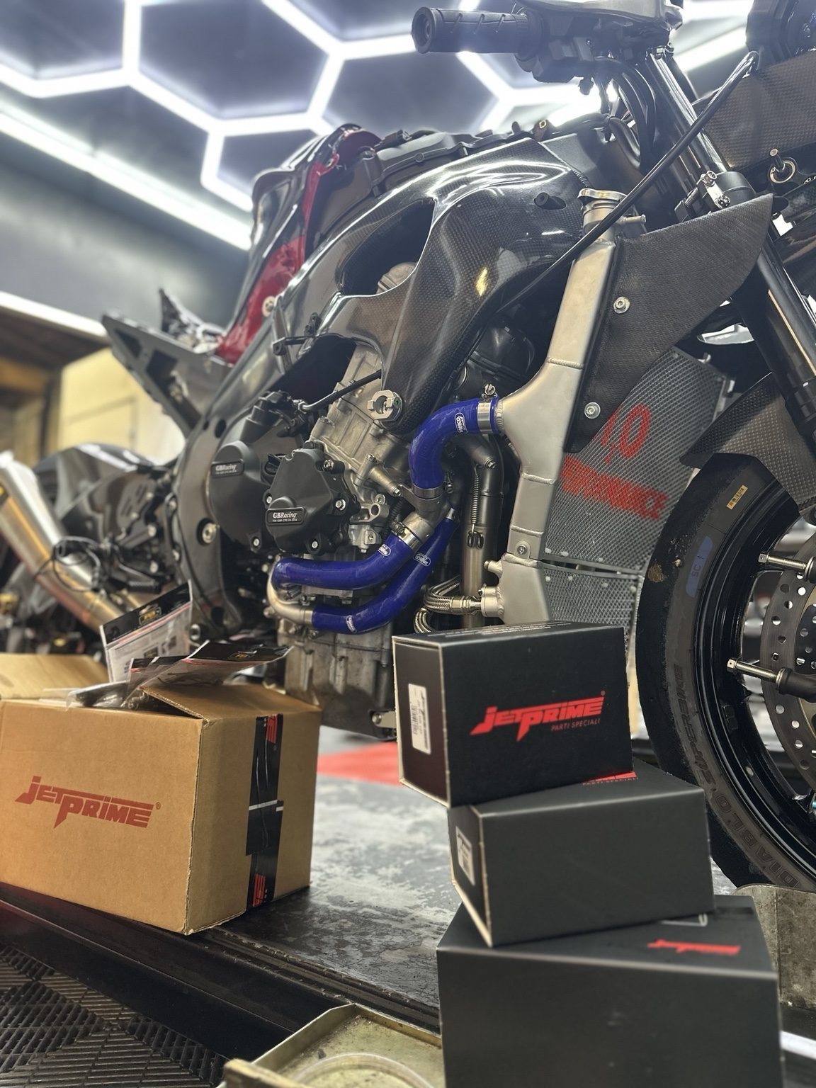 Préparation moteur et pièces JetPrime sur une moto de piste
