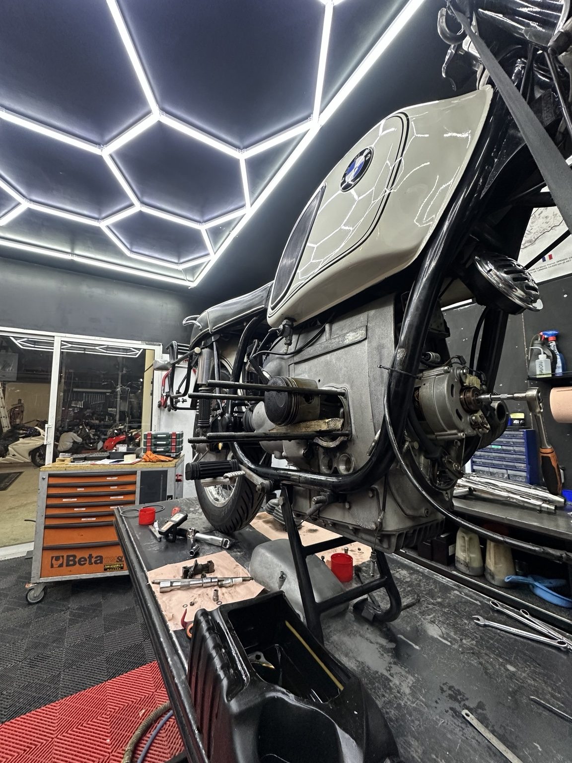 BMW en cours d’intervention mécanique dans l’atelier